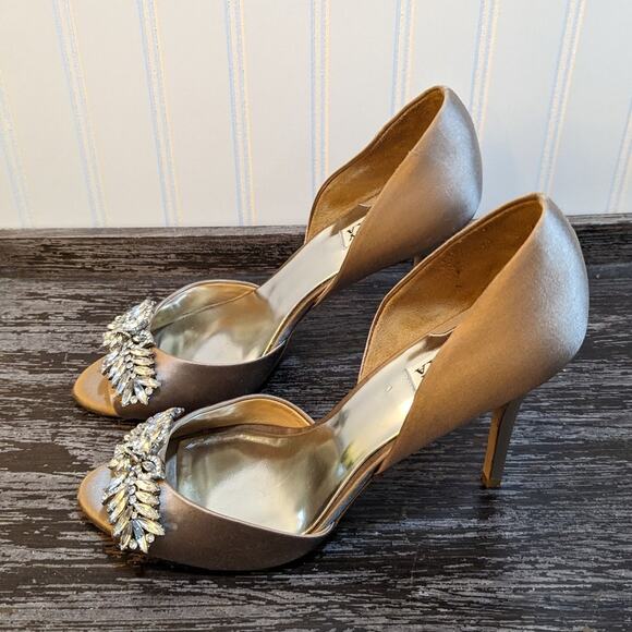 Badgley Mischka Women's Beige Satin Nikki Heels w/ Rhinestone Accents Size 9.5 - Picture 1 of 7